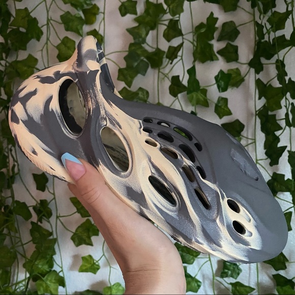 Yeezy Foam RNR MXT Moon Grey